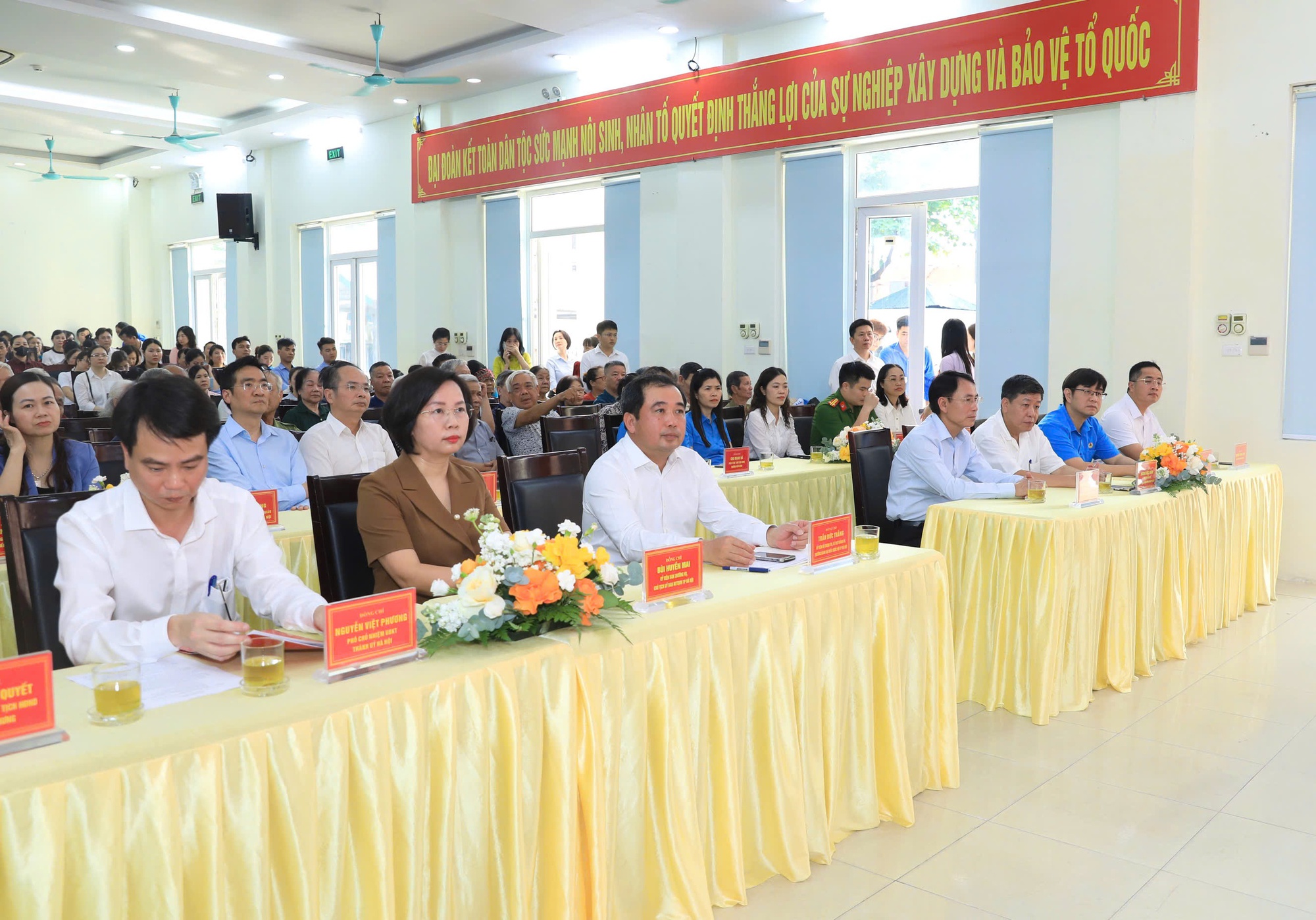Bí thư Thành ủy Trần Đức Thắng thăm, tặng quà gia đình chính sách, công nhân, người lao động khó khăn phường Kiến Hưng- Ảnh 2.