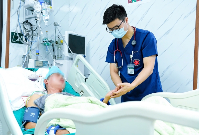 Bác sĩ cảnh báo nguy cơ đột quỵ từ thói quen 'tắm ngay sau khi đi nắng về'- Ảnh 1.