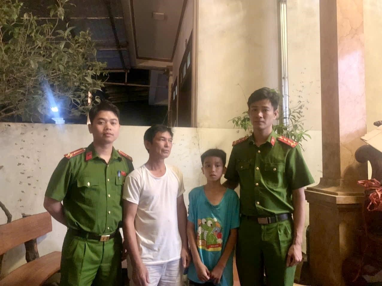 Công an xã Bình Minh kịp thời giúp đỡ cháu bé đi lạc trở về với gia đình