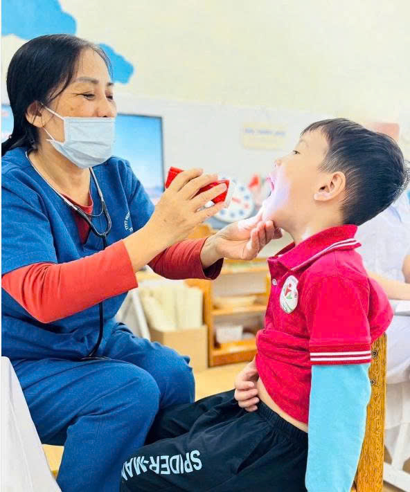 Tăng cường “lá chắn” bảo vệ học sinh trước dịch tay chân miệng- Ảnh 1.