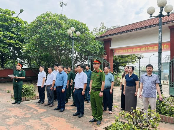 Phú Cát tổ chức dâng hương viếng Nghĩa trang Liệt sĩ và Nhà bia tưởng niệm nhân dịp kỷ niệm 30/4 và 1/5- Ảnh 4.