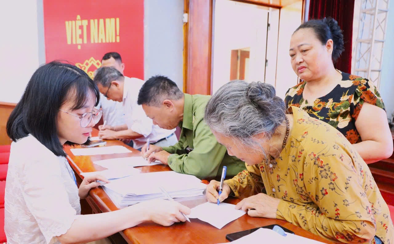 Xã Quang Minh: Thêm 19 trường hợp được bốc thăm nhận đất dịch vụ đợt 6- Ảnh 3.