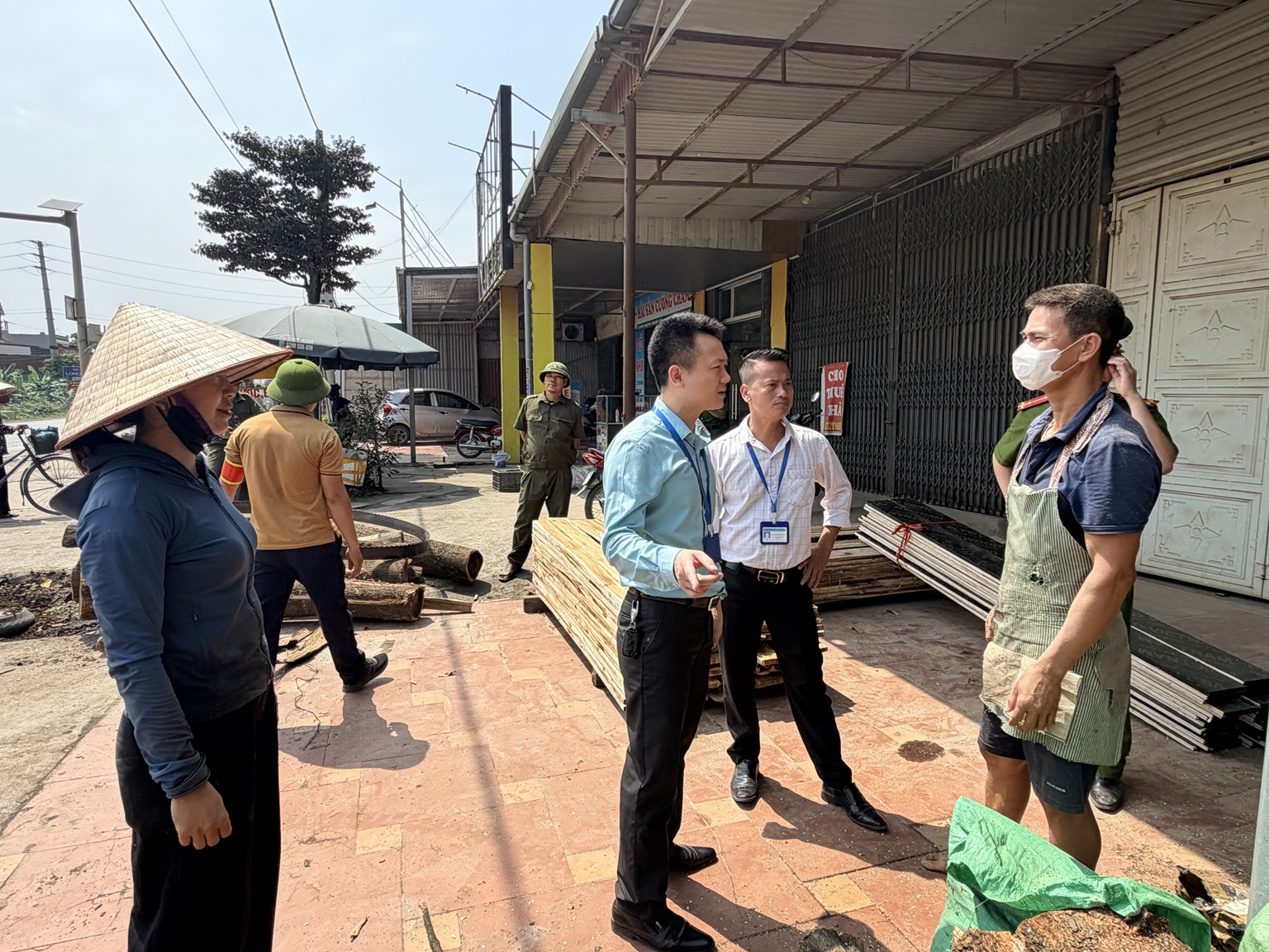 Xã Trần Phú tiếp tục kiểm tra, xử lý các trường hợp vi phạm và tái vi phạm trật tự đô thị, trật tự an toàn giao thông- Ảnh 1.