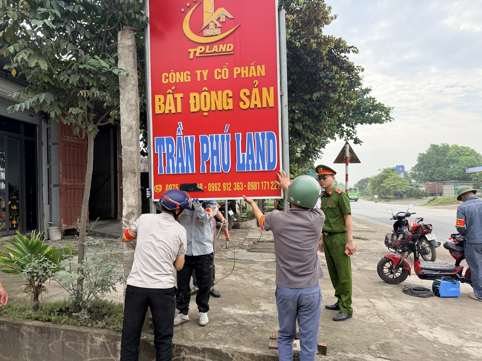 Xã Trần Phú tiếp tục kiểm tra, xử lý các trường hợp vi phạm và tái vi phạm trật tự đô thị, trật tự an toàn giao thông- Ảnh 3.