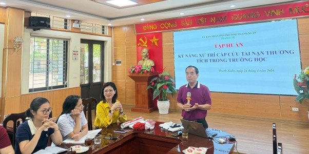 Trạm Y tế phường Thanh Xuân tổ chức tập huấn kỹ năng sơ cấp cứu tai nạn thương tích trong trường học cho các cán bộ y tế trường học trên địa bàn phường- Ảnh 2.