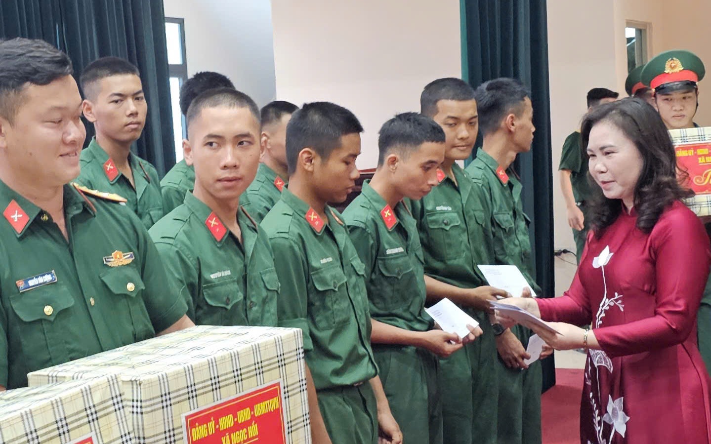 THẮM TÌNH QUÂN DÂN: LÃNH ĐẠO XÃ NGỌC HỒI THĂM, ĐỘNG VIÊN CHIẾN SỸ MỚI TẠI TRUNG ĐOÀN 165