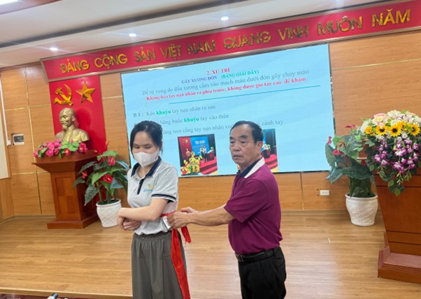 Trạm Y tế phường Thanh Xuân tổ chức tập huấn kỹ năng sơ cấp cứu tai nạn thương tích trong trường học cho các cán bộ y tế trường học trên địa bàn phường- Ảnh 6.