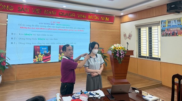 Trạm Y tế phường Thanh Xuân tổ chức tập huấn kỹ năng sơ cấp cứu tai nạn thương tích trong trường học cho các cán bộ y tế trường học trên địa bàn phường- Ảnh 10.