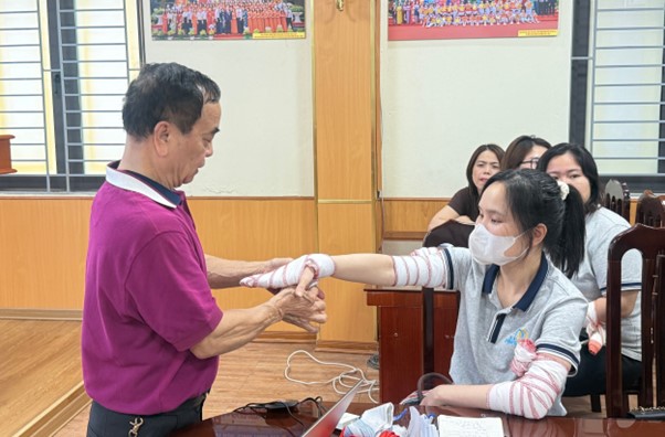 Trạm Y tế phường Thanh Xuân tổ chức tập huấn kỹ năng sơ cấp cứu tai nạn thương tích trong trường học cho các cán bộ y tế trường học trên địa bàn phường- Ảnh 11.