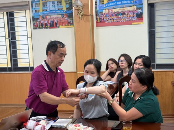 Trạm Y tế phường Thanh Xuân tổ chức tập huấn kỹ năng sơ cấp cứu tai nạn thương tích trong trường học cho các cán bộ y tế trường học trên địa bàn phường- Ảnh 13.