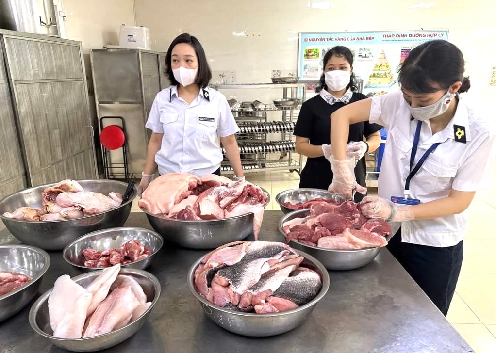 Phường Kim Liên siết chặt quản lý, xử phạt vi phạm về an toàn thực phẩm- Ảnh 2.