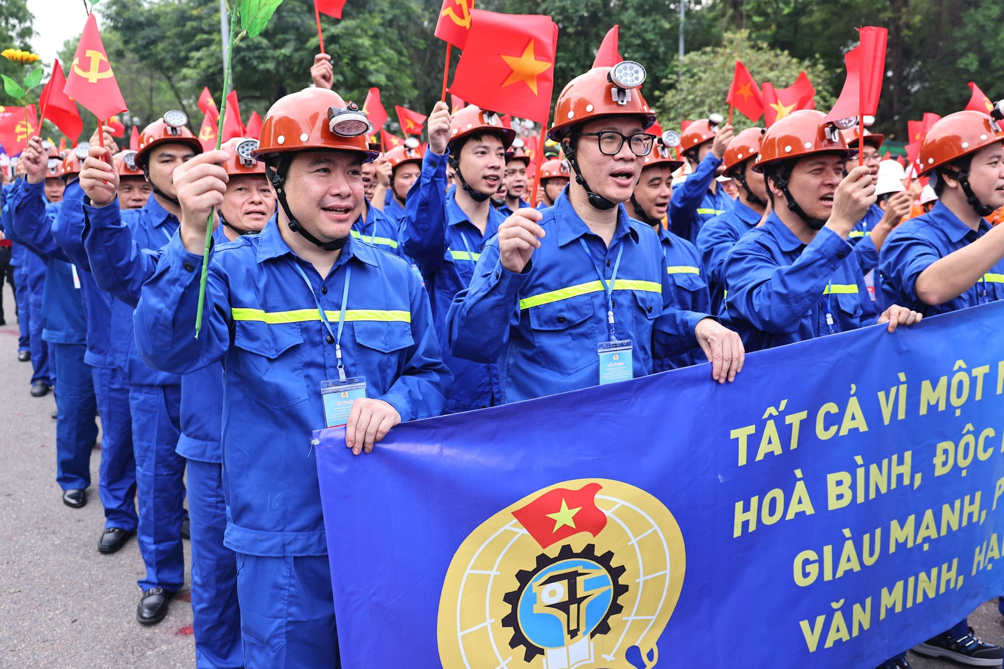 1.000 công nhân lao động diễu hành kỷ niệm 140 năm Ngày Quốc tế Lao động 1-5- Ảnh 1.