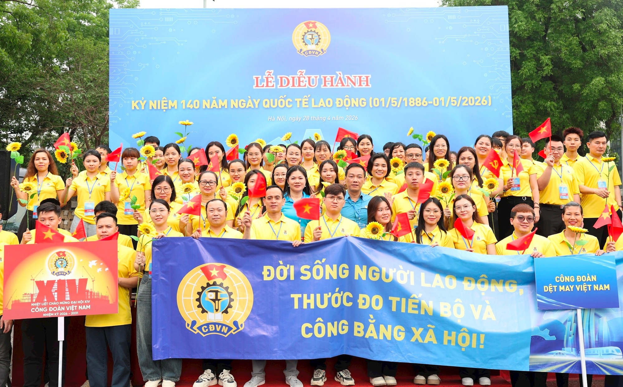 1.000 công nhân lao động diễu hành kỷ niệm 140 năm Ngày Quốc tế Lao động 1-5- Ảnh 2.