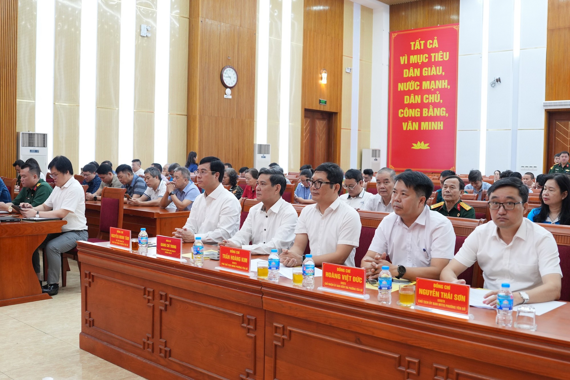 Phường Yên Sở tổ chức Hội nghị tổng kết công tác tuyển chọn, gọi công dân nhập ngũ và thực hiện nghĩa vụ tham gia Công an nhân dân năm 2026; triển khai phương hướng, nhiệm vụ năm 2027.- Ảnh 1.