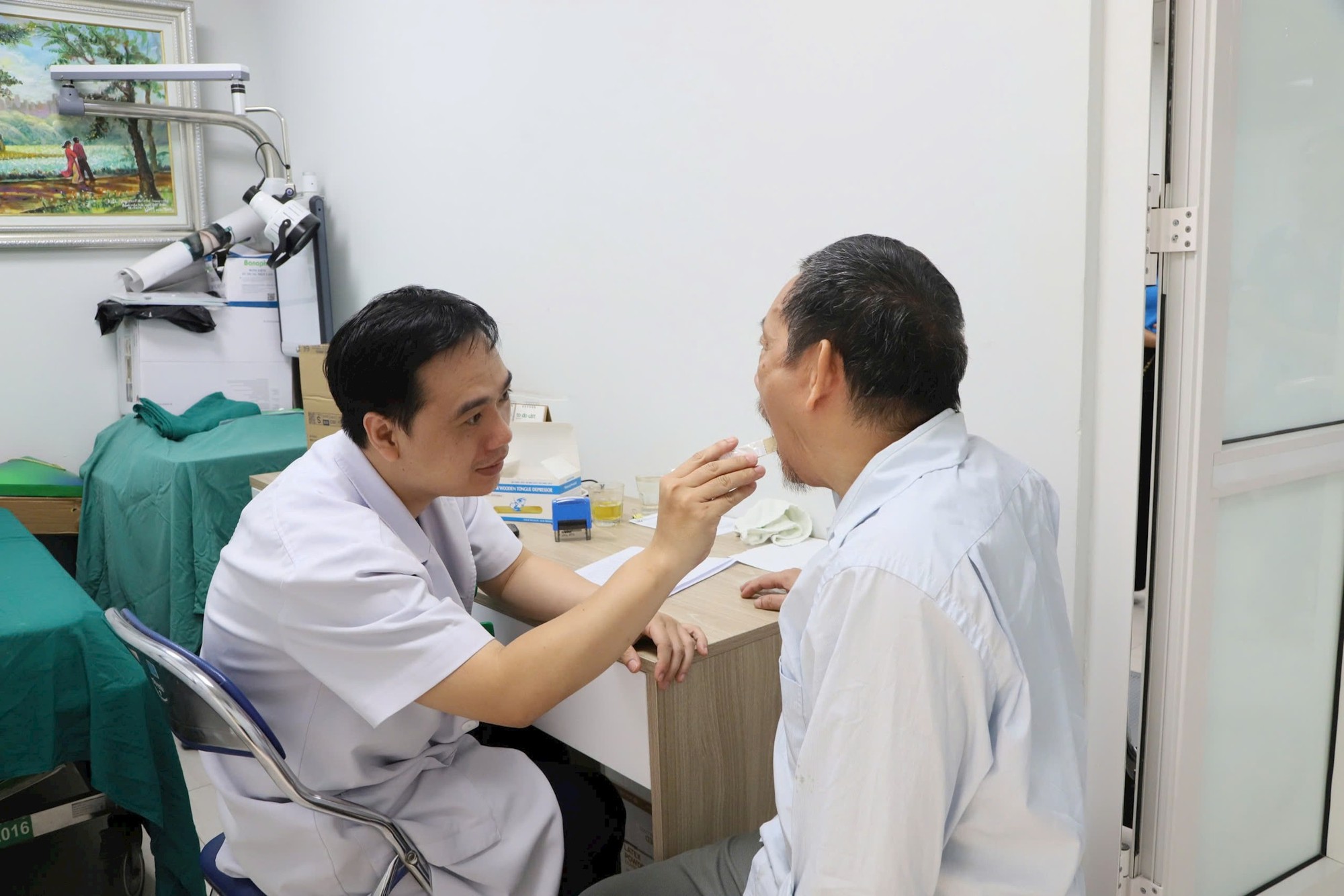 Hơn 100 người khuyết tật phường Hoàn Kiếm được khám, tư vấn sức khỏe miễn phí- Ảnh 3.