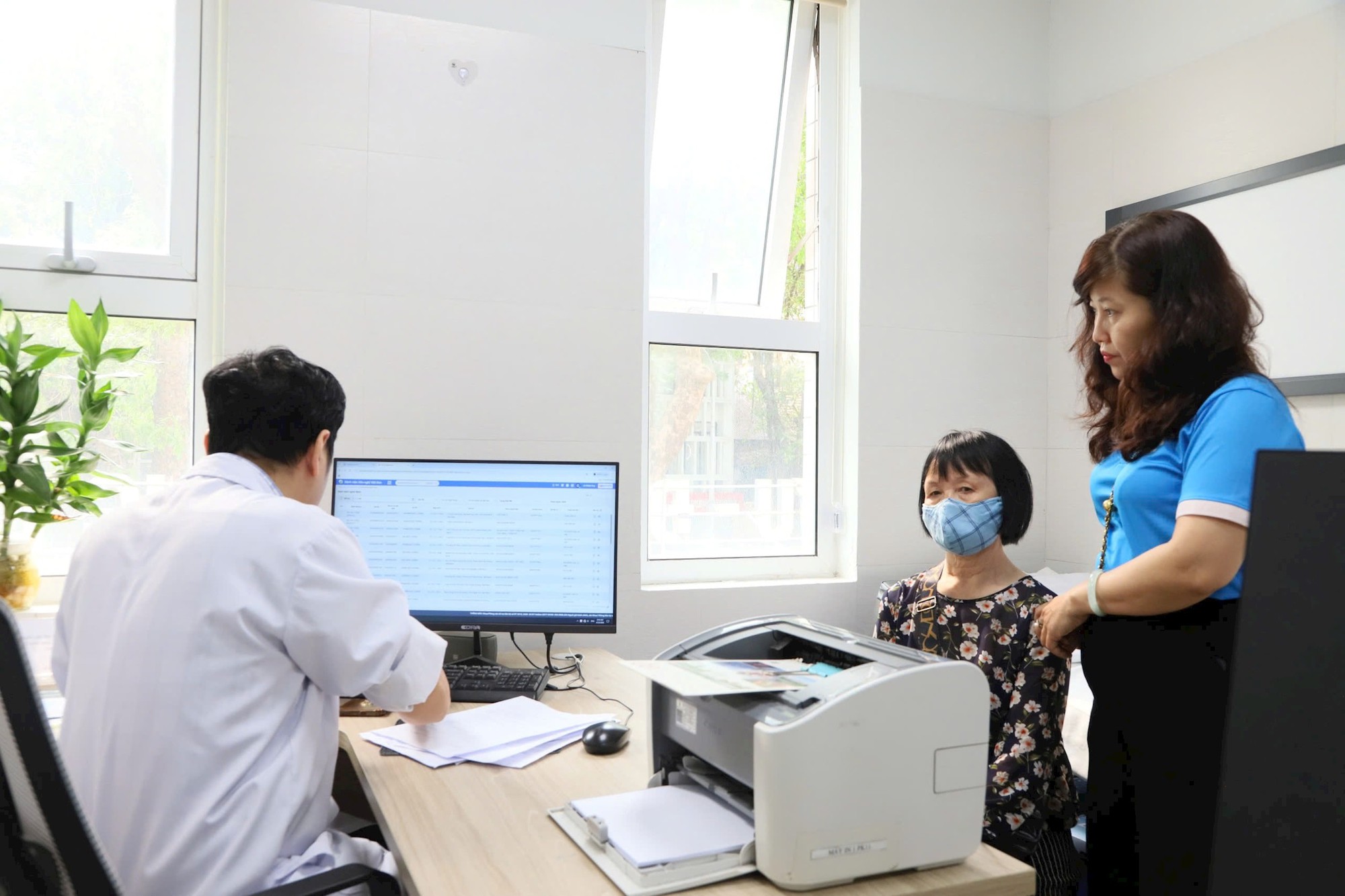 Hơn 100 người khuyết tật phường Hoàn Kiếm được khám, tư vấn sức khỏe miễn phí- Ảnh 2.