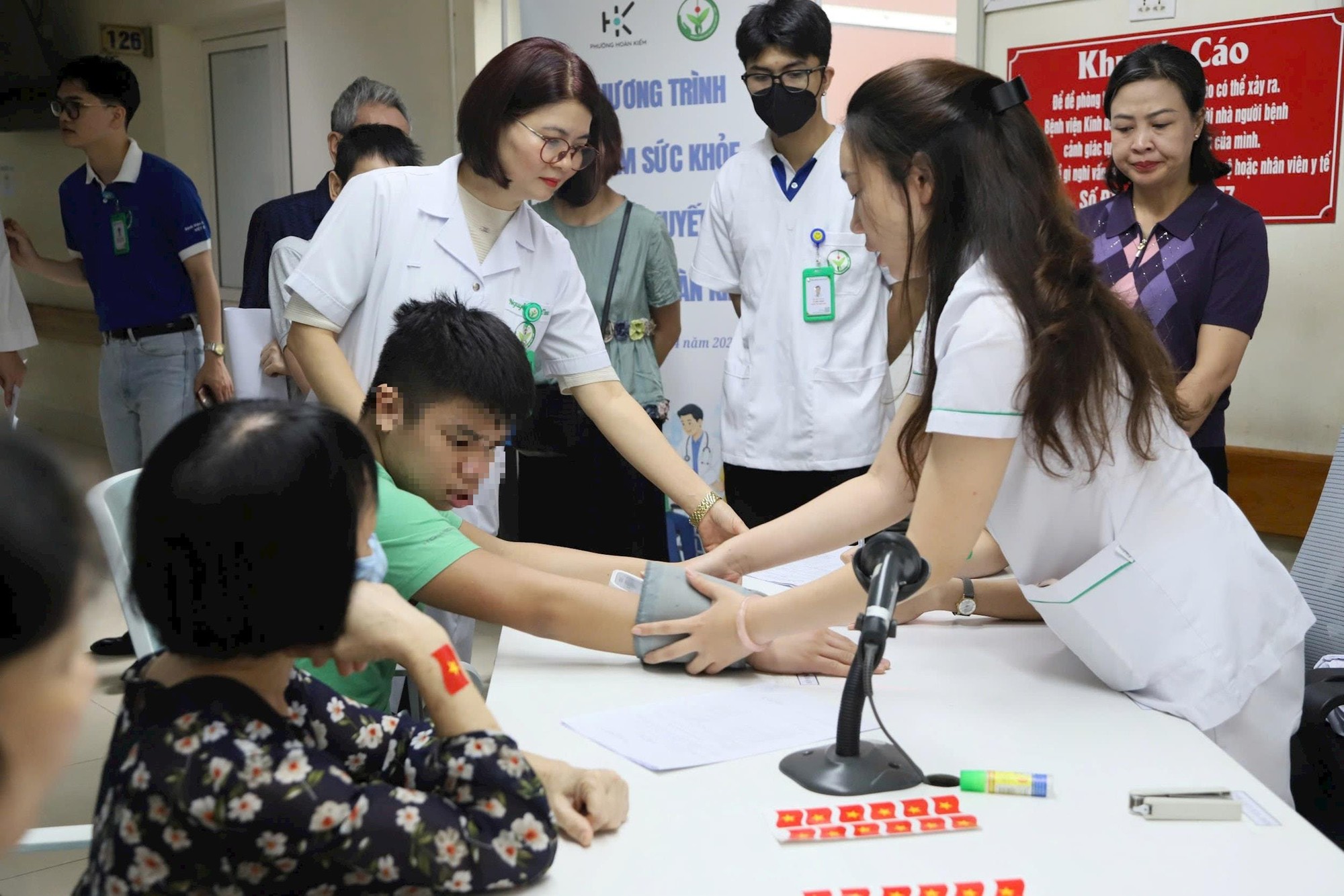 Hơn 100 người khuyết tật phường Hoàn Kiếm được khám, tư vấn sức khỏe miễn phí- Ảnh 1.