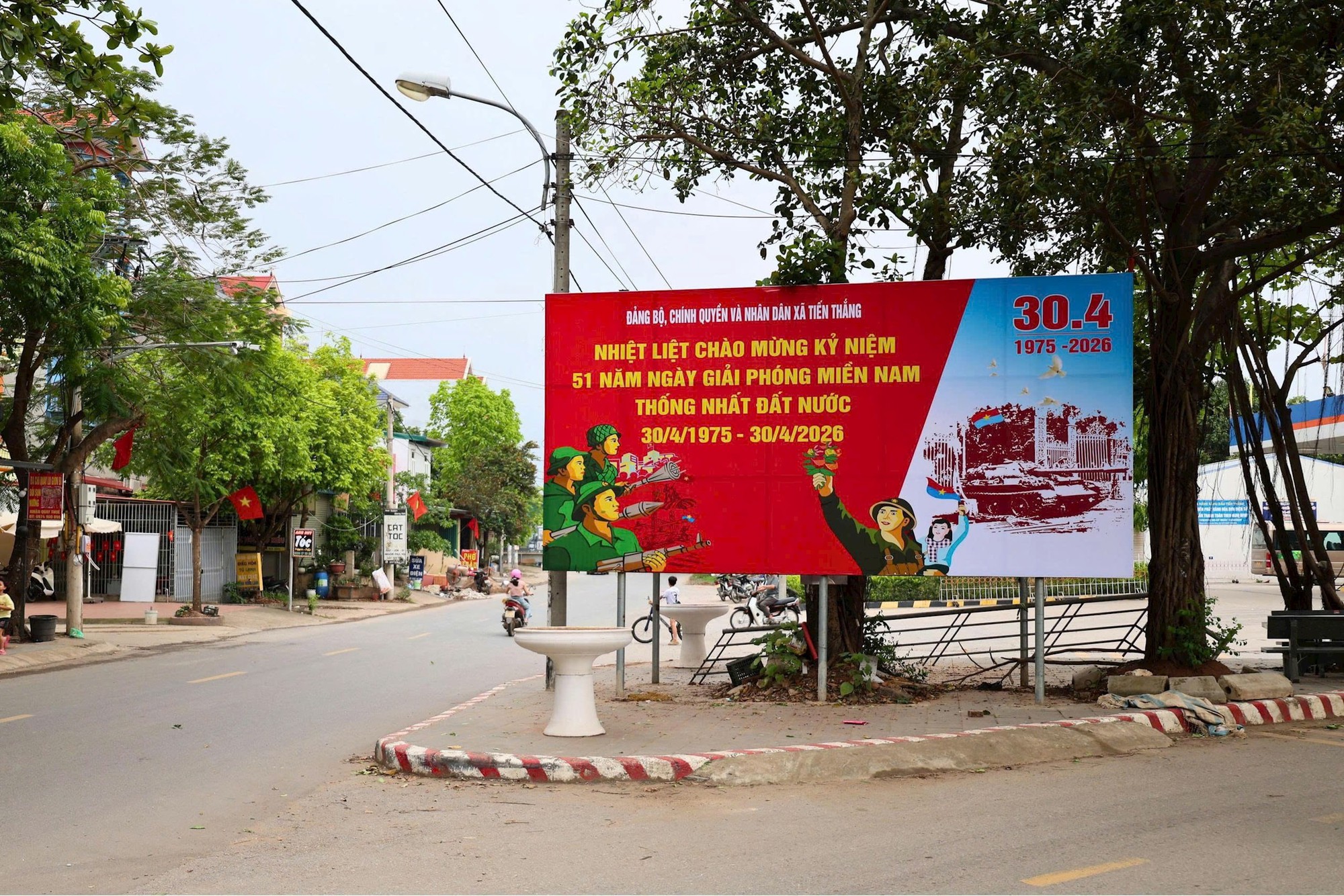 Xã Tiến Thắng trang hoàng rực rỡ chào mừng ngày 30-4 và 1-5- Ảnh 3.