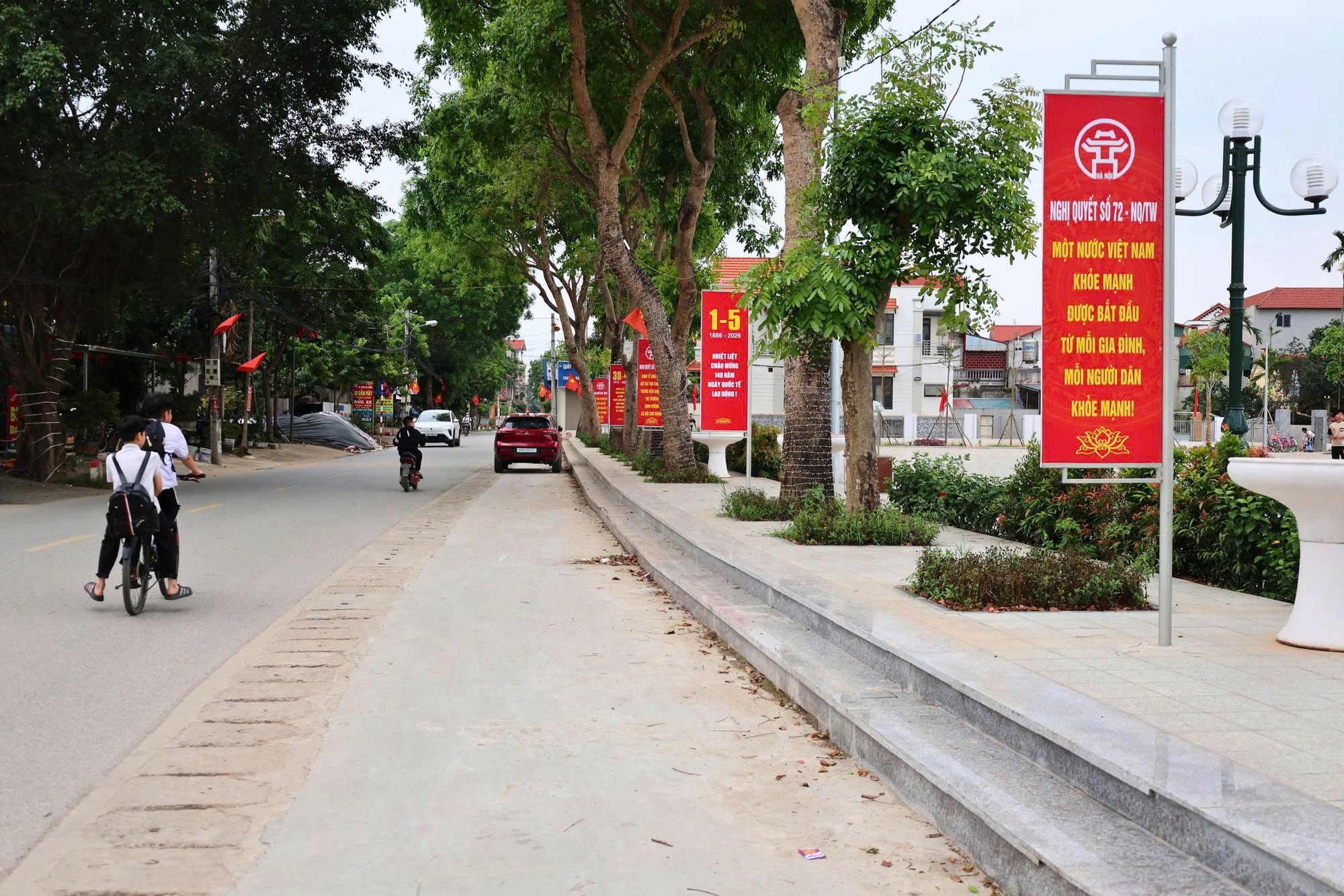 Xã Tiến Thắng trang hoàng rực rỡ chào mừng ngày 30-4 và 1-5- Ảnh 1.