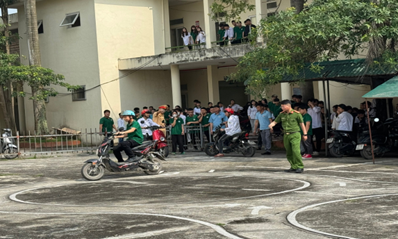 Tuyên truyền an toàn giao thông cho hơn 500 học sinh tại Trường Trung cấp nghề số 1 trên địa bàn xã Phú Xuyên

- Ảnh 7.