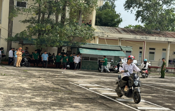 Tuyên truyền an toàn giao thông cho hơn 500 học sinh tại Trường Trung cấp nghề số 1 trên địa bàn xã Phú Xuyên

- Ảnh 8.