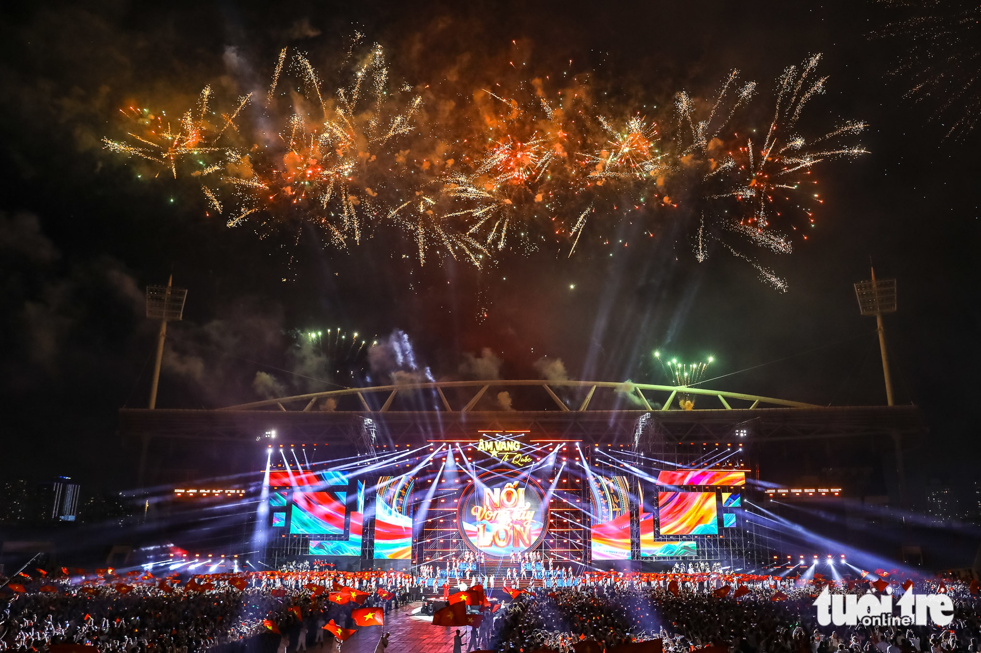 Pháo hoa đẹp mê ly trên bầu trời Hà Nội trong đêm Âm vang Tổ quốc, mừng 51 năm ngày thống nhất- Ảnh 2.