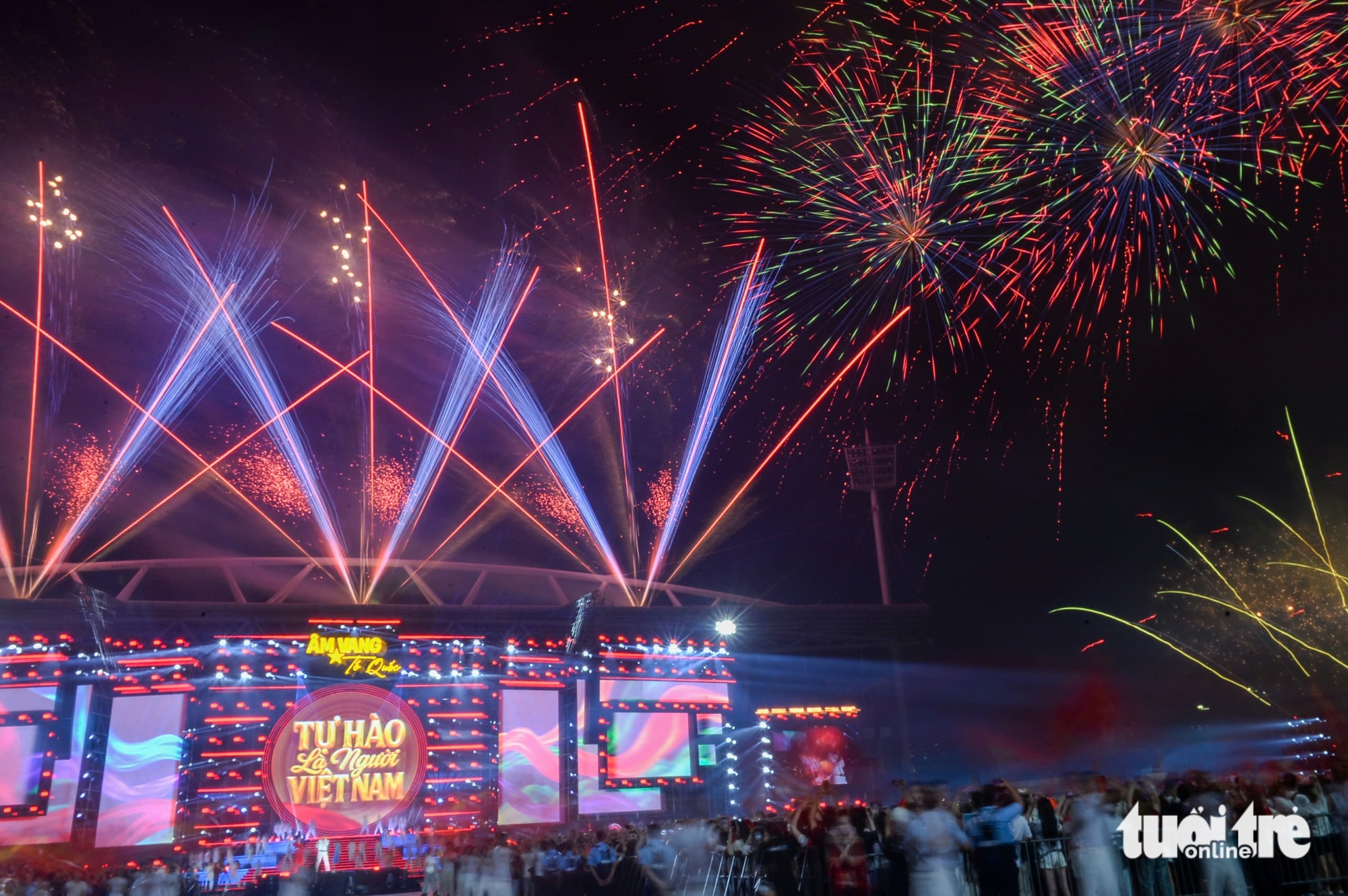 Pháo hoa đẹp mê ly trên bầu trời Hà Nội trong đêm Âm vang Tổ quốc, mừng 51 năm ngày thống nhất- Ảnh 5.