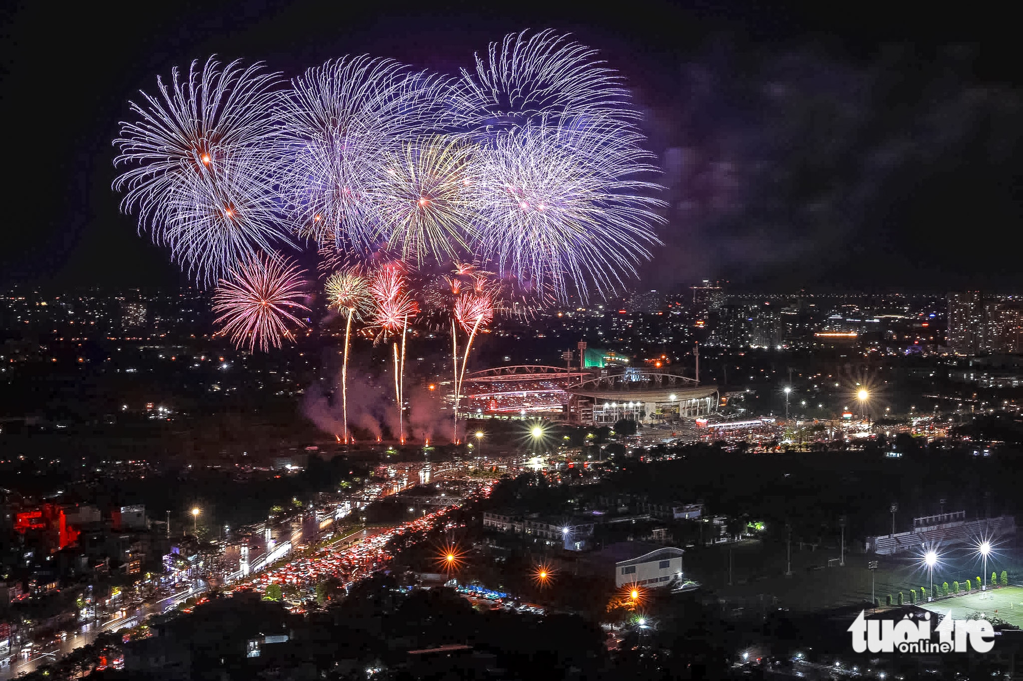 Pháo hoa đẹp mê ly trên bầu trời Hà Nội trong đêm Âm vang Tổ quốc, mừng 51 năm ngày thống nhất- Ảnh 1.