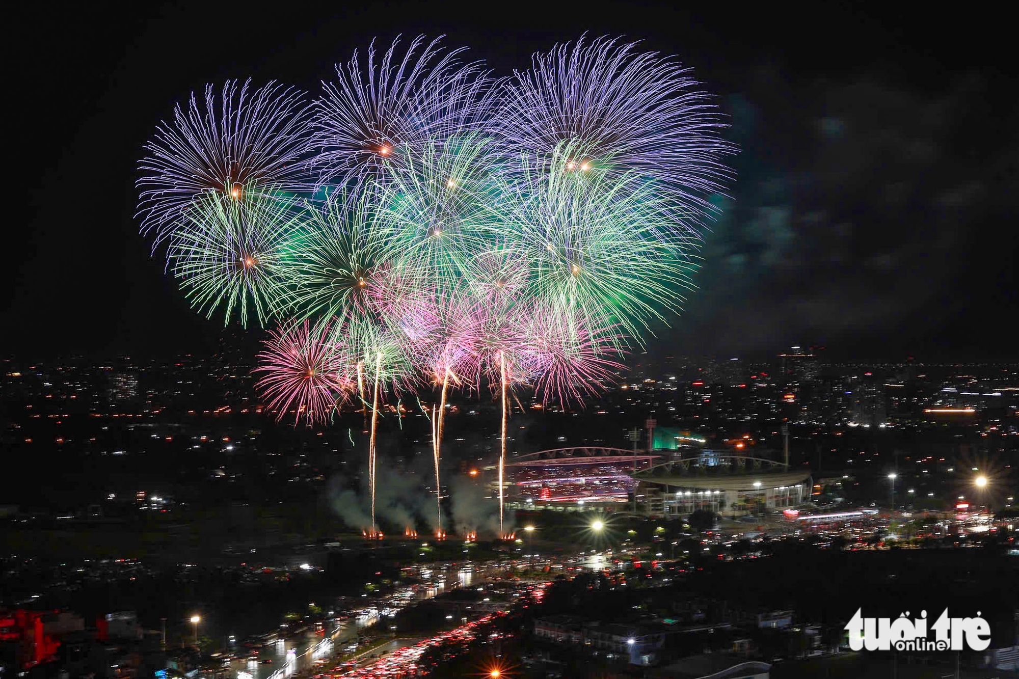 Pháo hoa đẹp mê ly trên bầu trời Hà Nội trong đêm Âm vang Tổ quốc, mừng 51 năm ngày thống nhất- Ảnh 8.