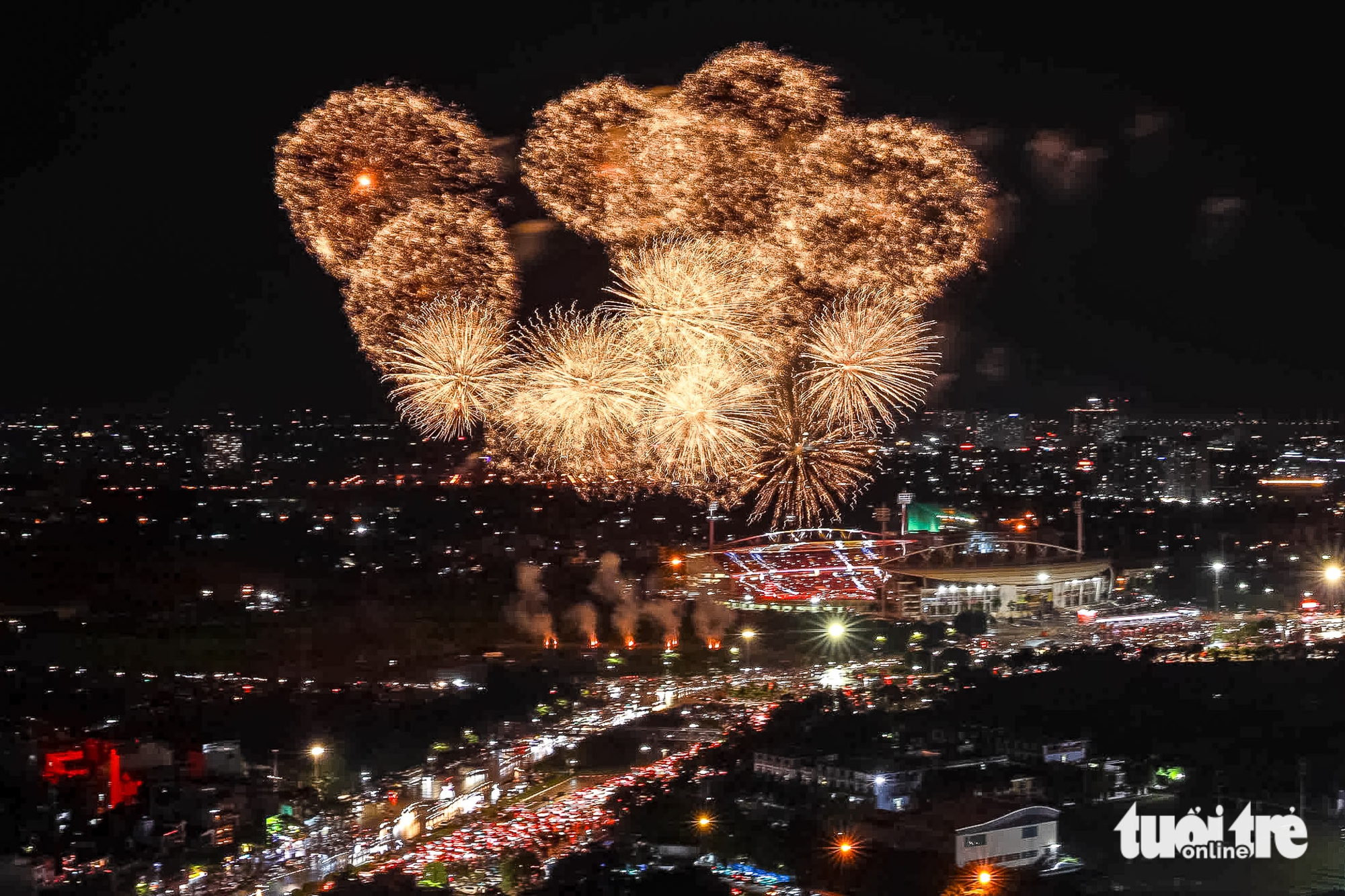 Pháo hoa đẹp mê ly trên bầu trời Hà Nội trong đêm Âm vang Tổ quốc, mừng 51 năm ngày thống nhất- Ảnh 6.