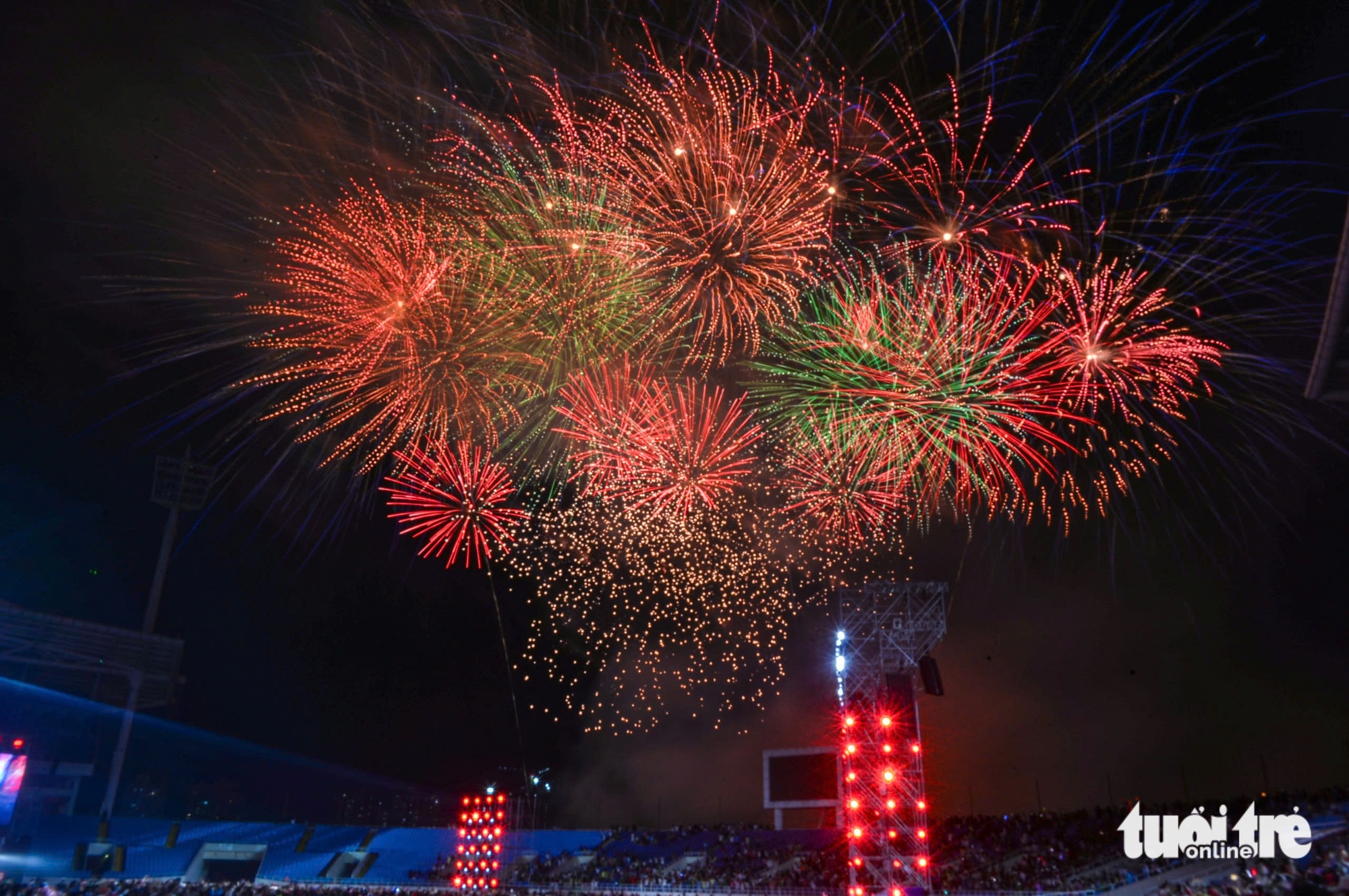 Pháo hoa đẹp mê ly trên bầu trời Hà Nội trong đêm Âm vang Tổ quốc, mừng 51 năm ngày thống nhất- Ảnh 10.