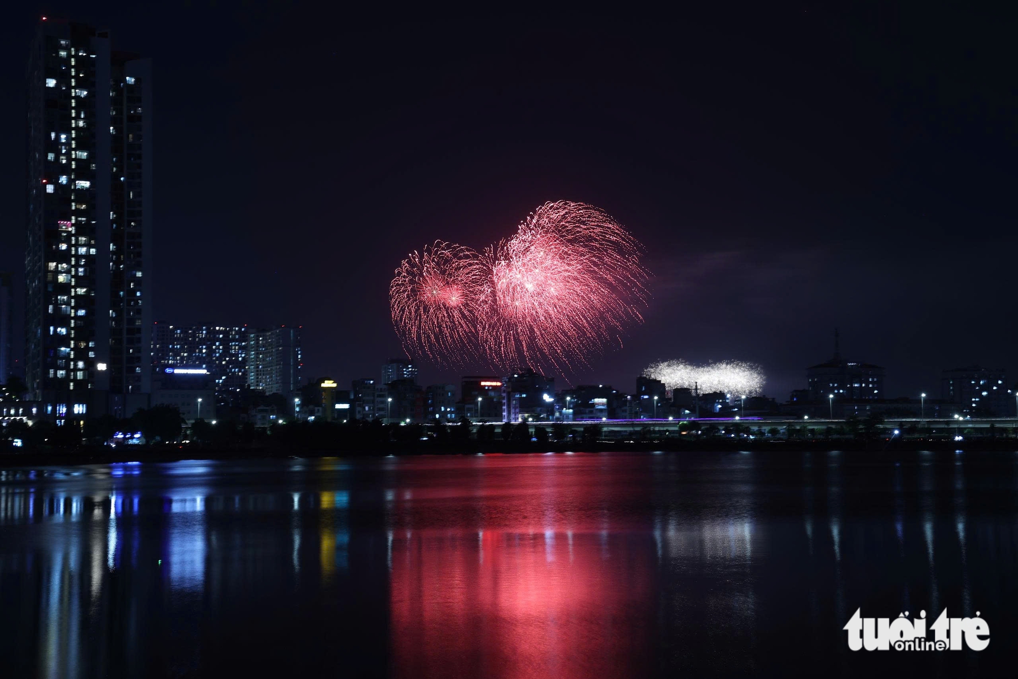 Pháo hoa đẹp mê ly trên bầu trời Hà Nội trong đêm Âm vang Tổ quốc, mừng 51 năm ngày thống nhất- Ảnh 7.