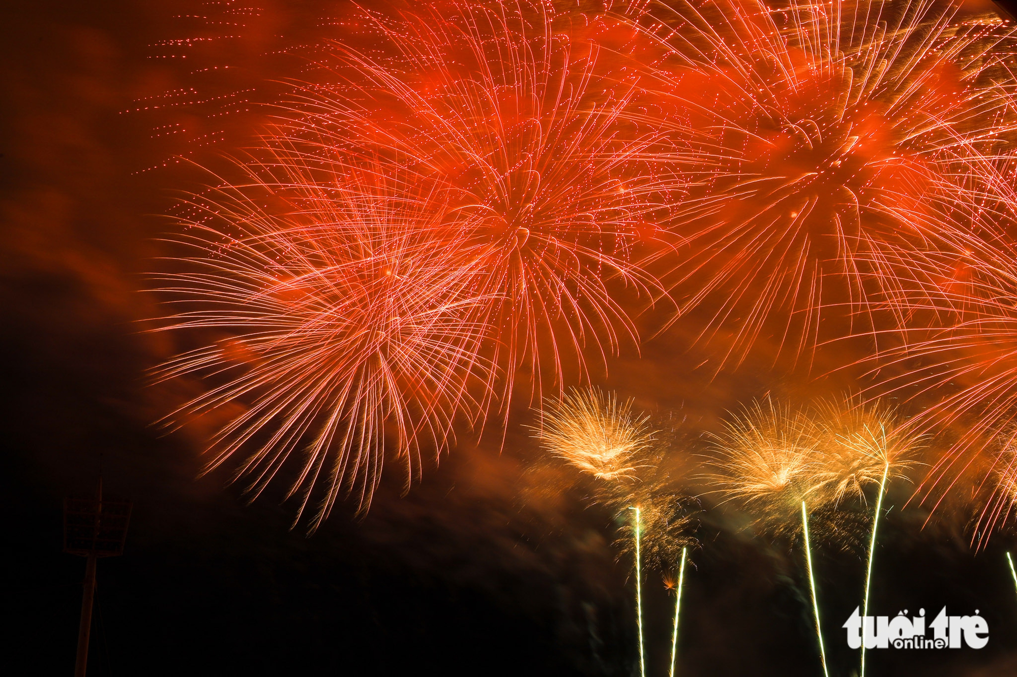 Pháo hoa đẹp mê ly trên bầu trời Hà Nội trong đêm Âm vang Tổ quốc, mừng 51 năm ngày thống nhất- Ảnh 4.