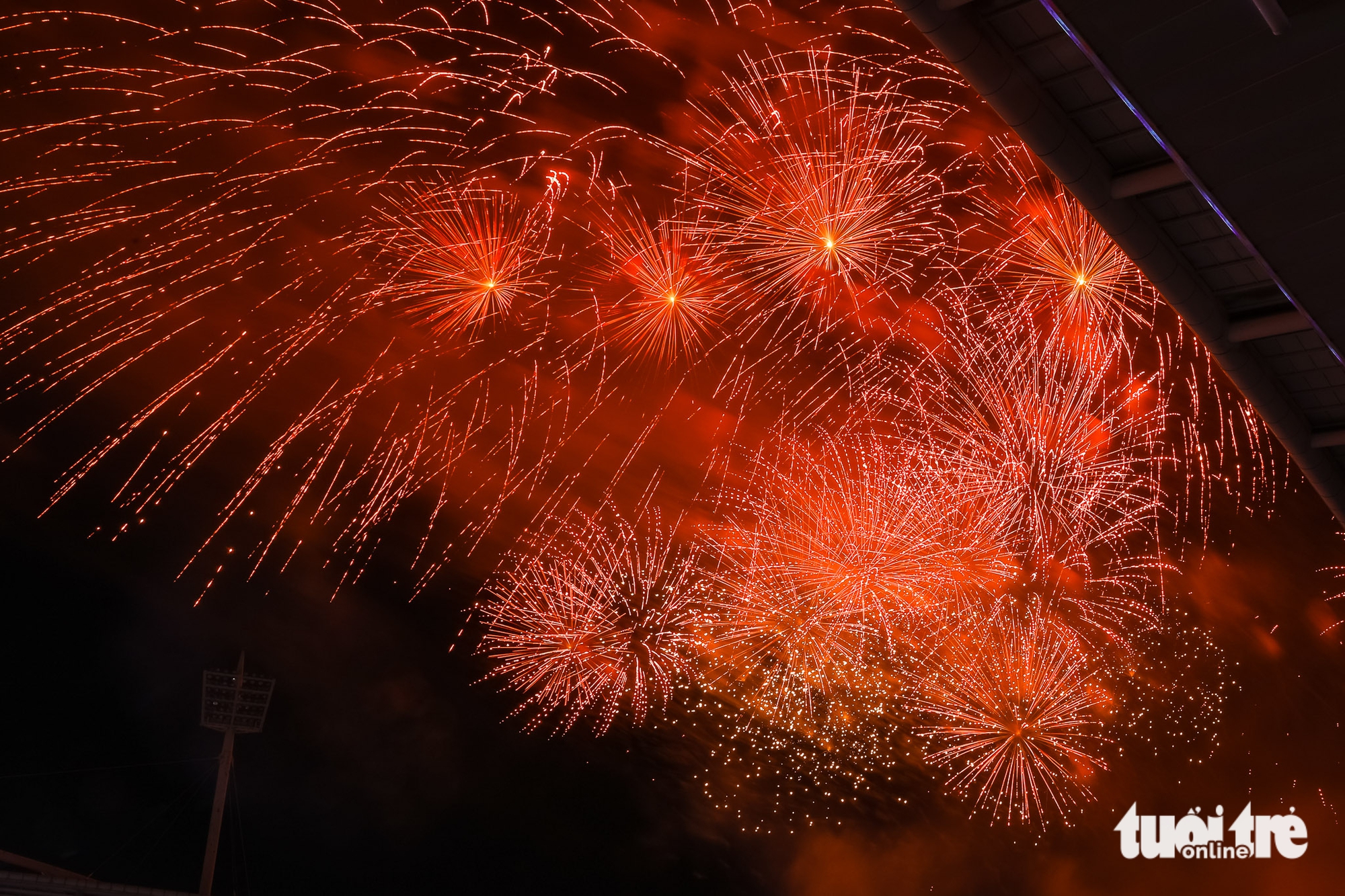 Pháo hoa đẹp mê ly trên bầu trời Hà Nội trong đêm Âm vang Tổ quốc, mừng 51 năm ngày thống nhất- Ảnh 3.