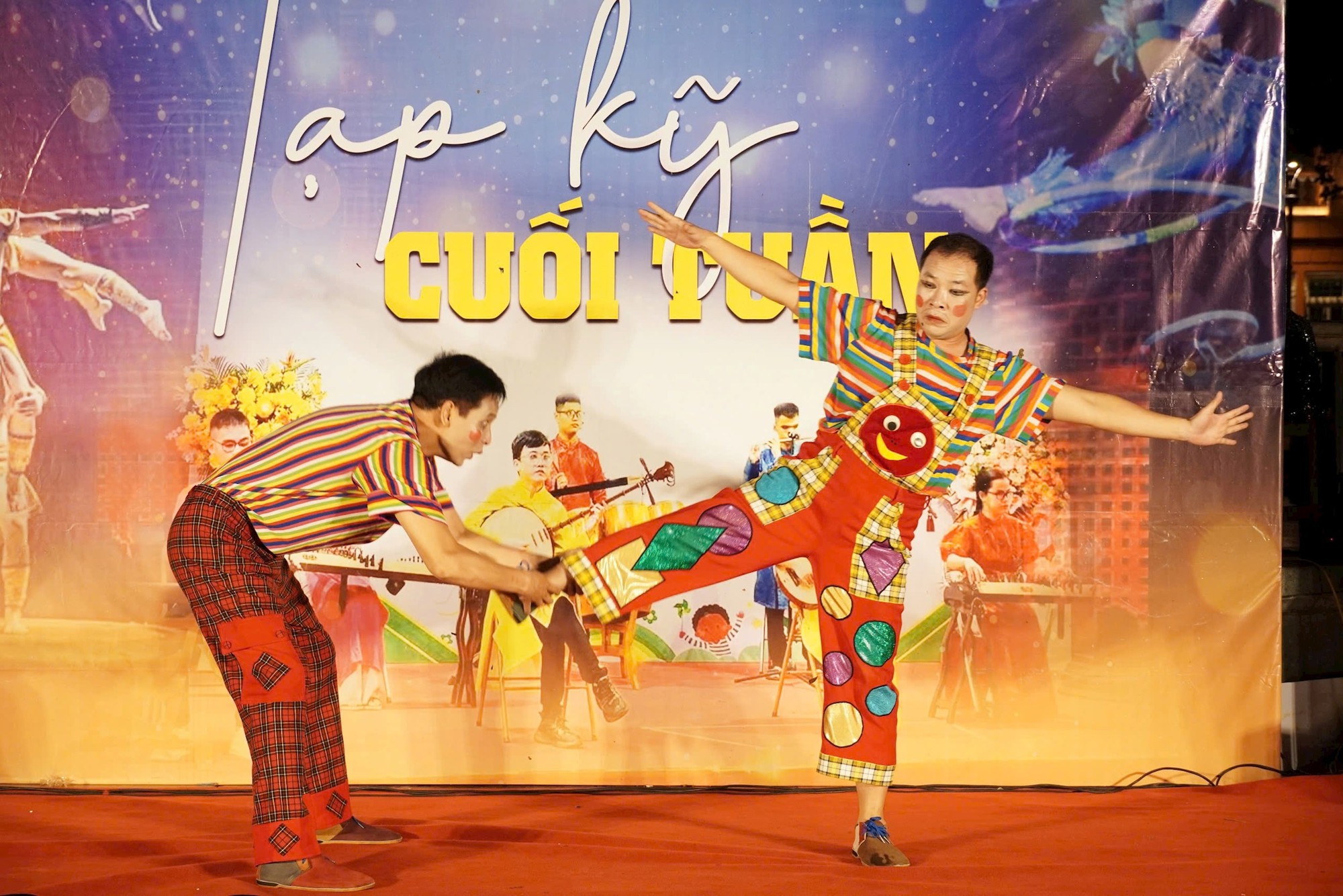 Dịp nghỉ lễ sôi động với âm nhạc cộng đồng bên hồ Hoàn Kiếm- Ảnh 3.