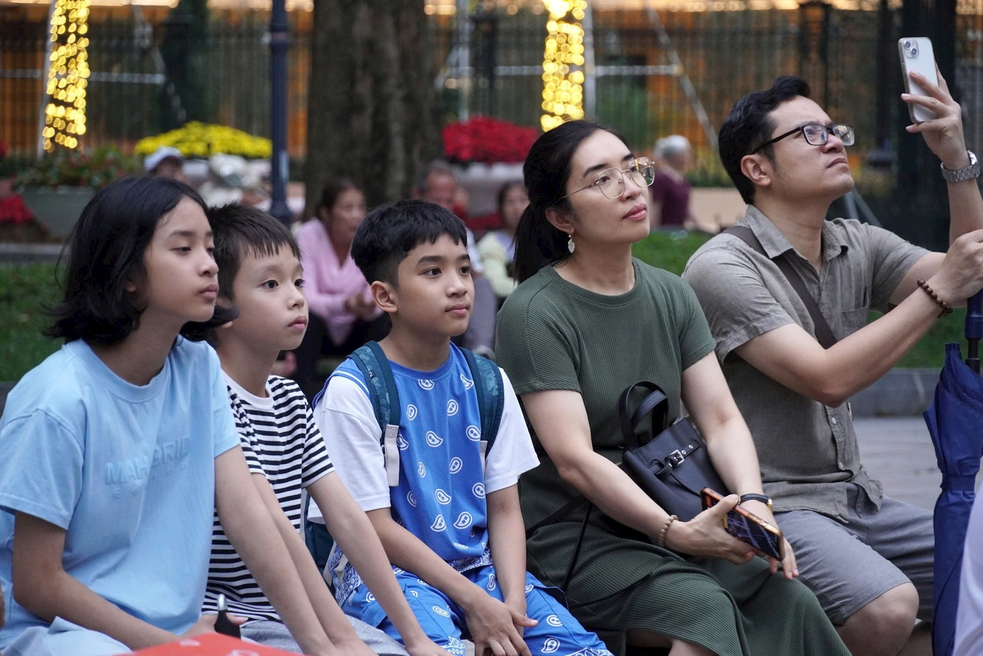 Dịp nghỉ lễ sôi động với âm nhạc cộng đồng bên hồ Hoàn Kiếm- Ảnh 2.