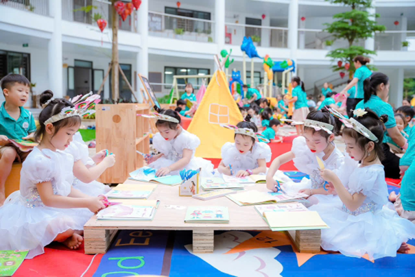 Trường Mầm non Ánh Sao đã tổ chức Ngày hội sách với chủ đề “Mở trang sách – Chắp cánh tâm hồn trẻ thơ”- Ảnh 3.