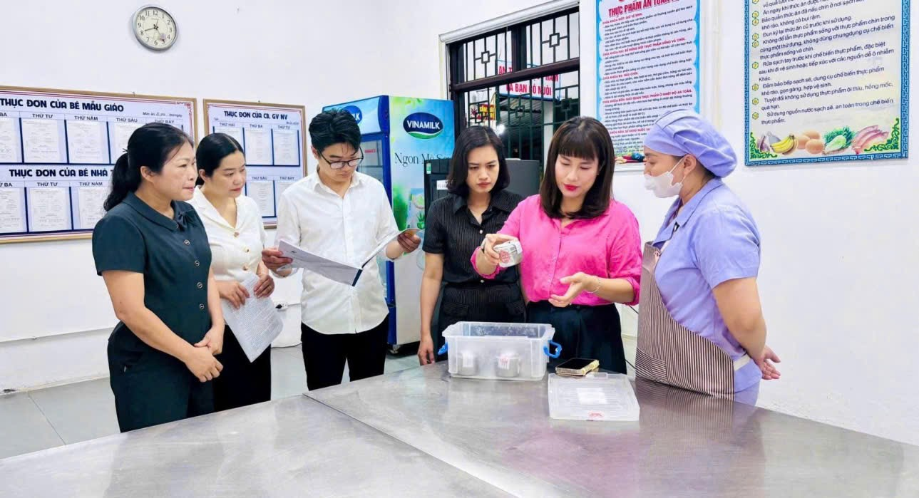 Tăng cường quản lý và đảm bảo an toàn thực phẩm bữa ăn bán trú gắn với nâng cao sức khỏe học sinh trên địa bàn- Ảnh 1.