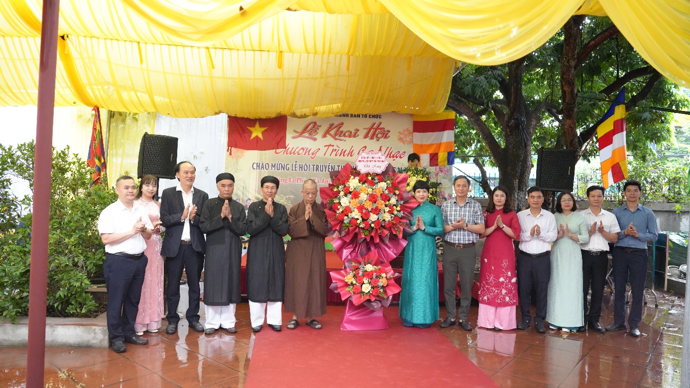 A group of people standing in front of a large bouquet of flowers  AI-generated content may be incorrect.