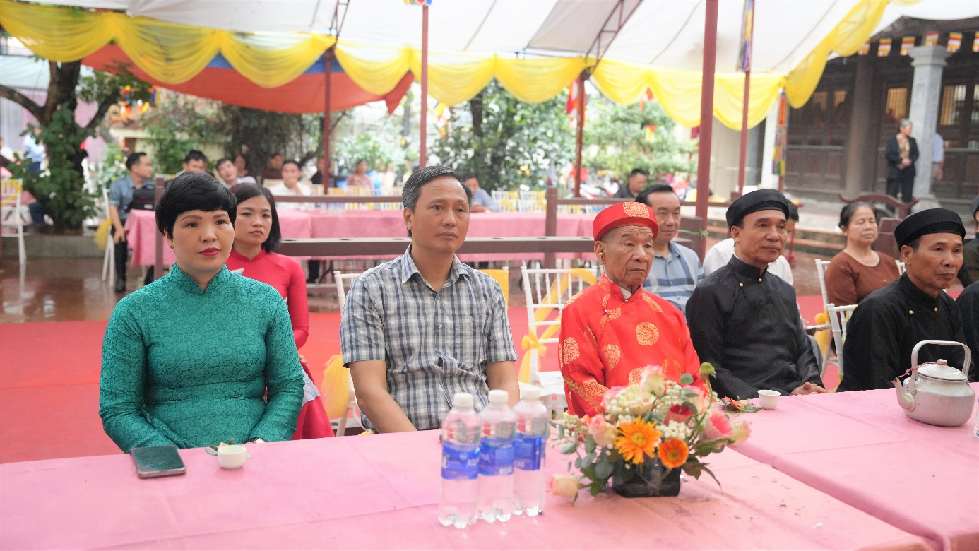 A group of people sitting at a table  AI-generated content may be incorrect.