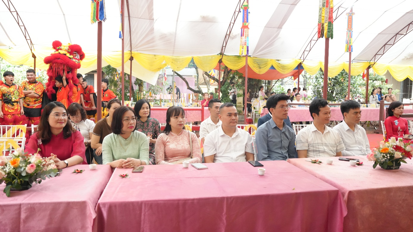 A group of people sitting at a table  AI-generated content may be incorrect.