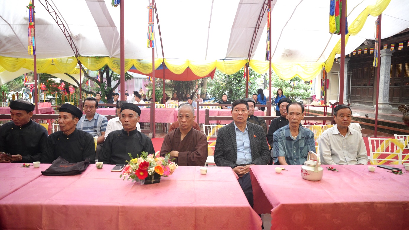 A group of people sitting at tables  AI-generated content may be incorrect.