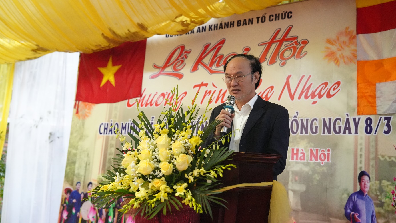 A person standing at a podium with a microphone  AI-generated content may be incorrect.