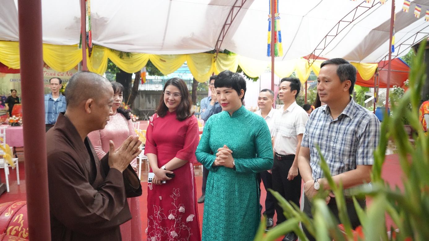 A group of people standing in a line  AI-generated content may be incorrect.