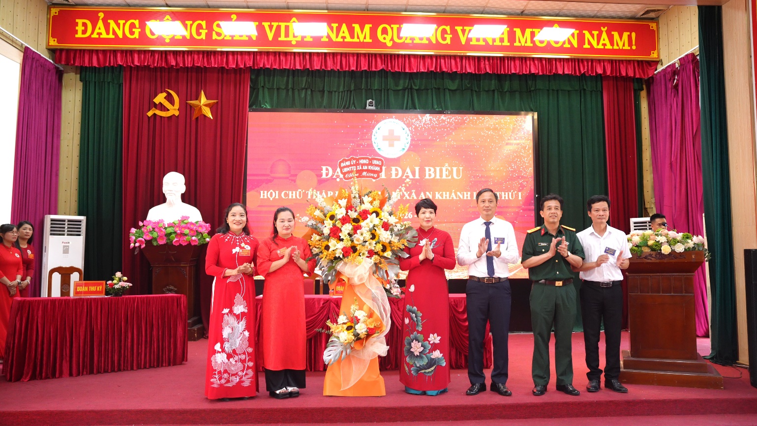 A group of people standing on a stage  AI-generated content may be incorrect.