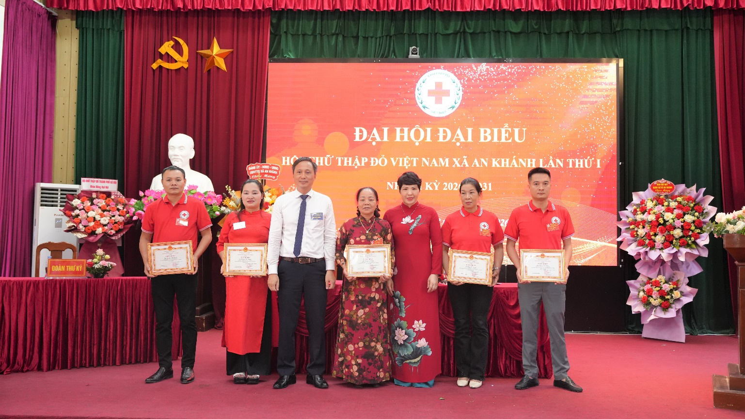 A group of people standing on a stage  AI-generated content may be incorrect.