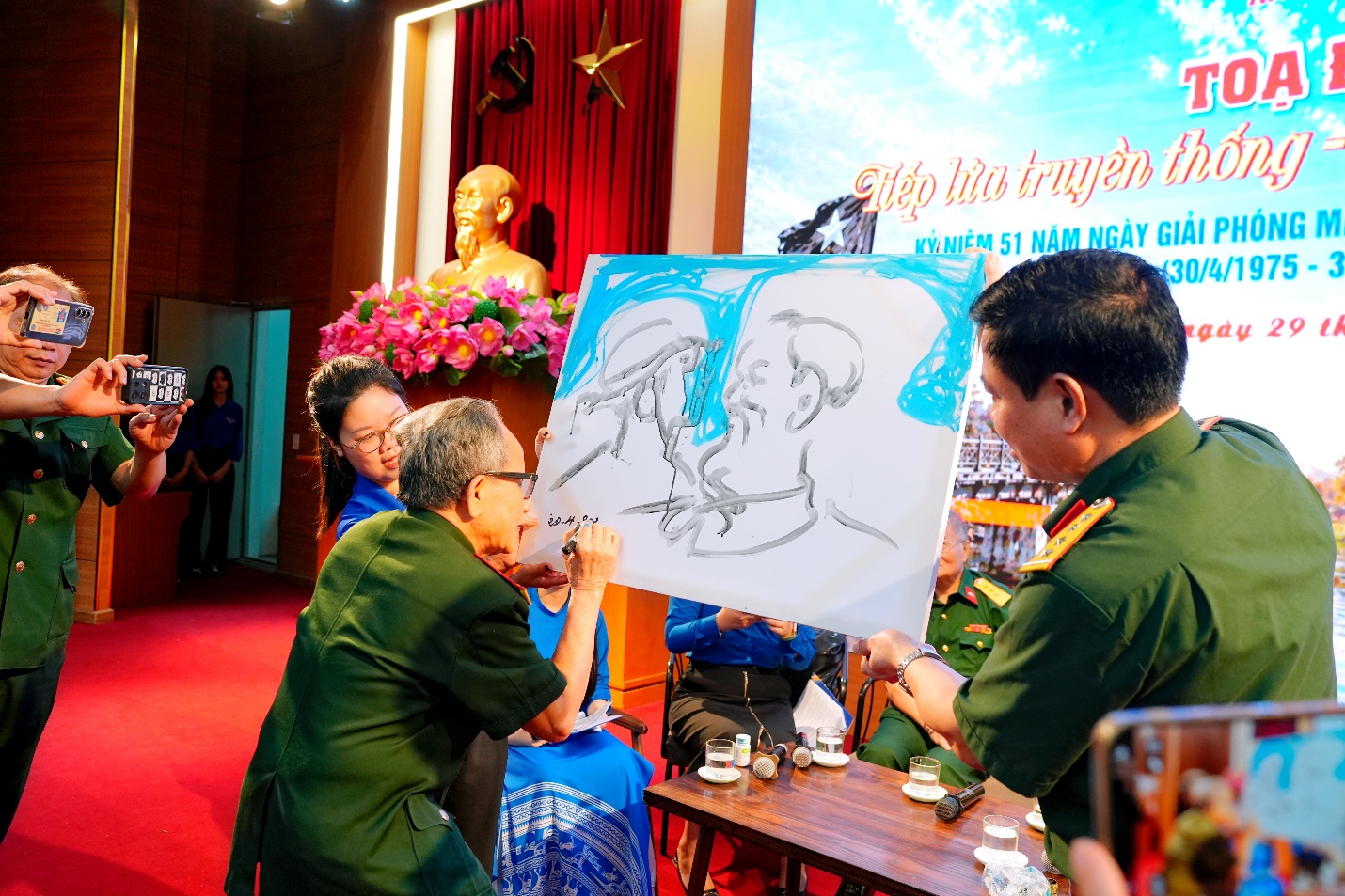 Xã Gia Lâm tổ chức tọa đàm “Tiếp lửa truyền thống - Vững bước tương lai”- Ảnh 4.