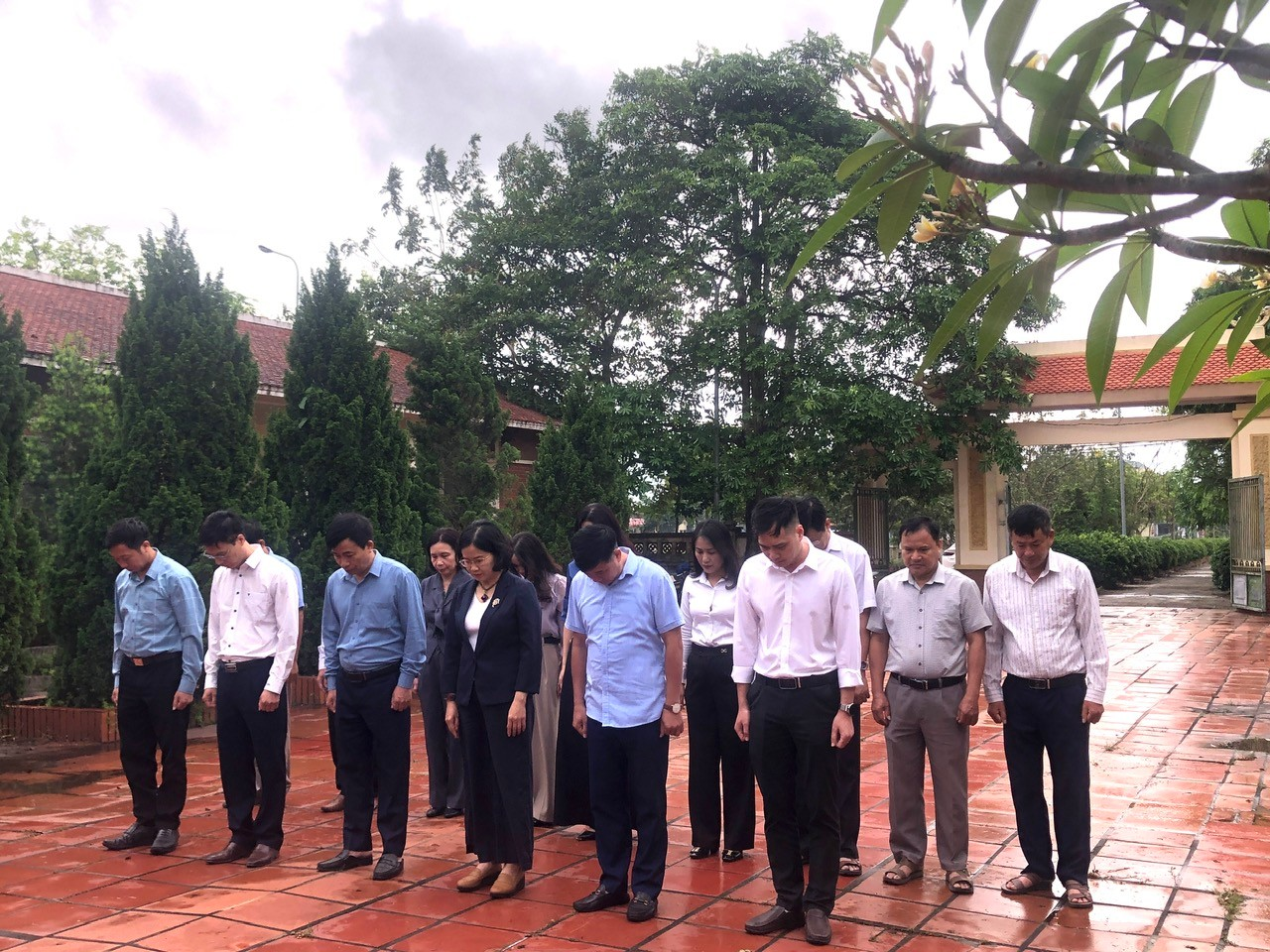 Lễ dâng hương, dâng hoa tại nghĩa trang liệt sỹ Phương Đình- Ảnh 1.