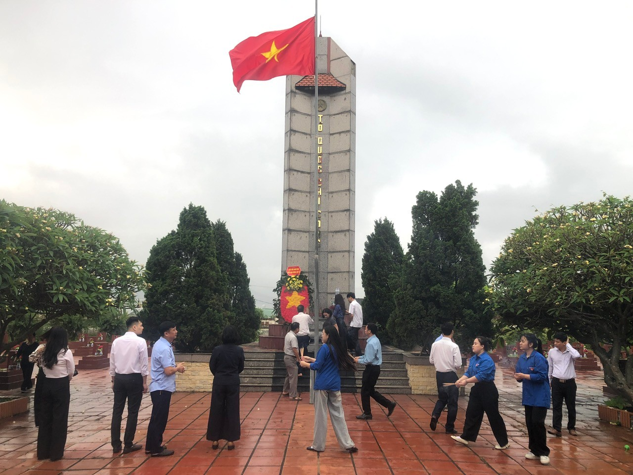 Lễ dâng hương, dâng hoa tại nghĩa trang liệt sỹ Phương Đình- Ảnh 2.