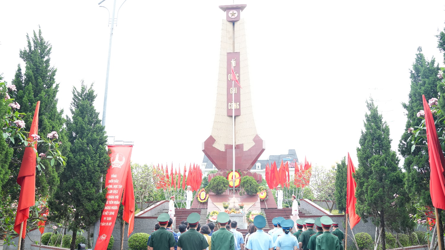 Hoài Đức tổ chức lễ viếng nhân kỷ niệm 51 năm Ngày Giải phóng miền Nam, 140 năm Ngày quốc tế lao động- Ảnh 1.